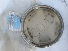 Audi A4 новый центральный колпачок на диск 4B0601165JZ17
