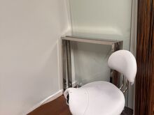 Valge  tool ja klaaslaud