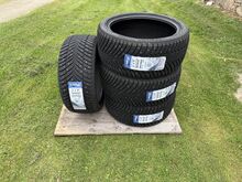 245/40R18 Sailun ICE BLAZER SPIKE 97T XL naast