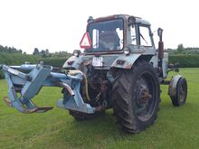 MTZ 80 koos puulõhkumis masina ja lisaseadmetega
