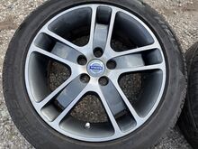 Volvo 17 tolli originaal valuveljed suverehvidega