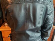 Красивая кожаная куртка Guess
