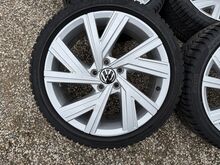 VW 18 tolli originaal valuveljed rehvidega