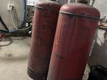 Два газовых баллона и горелка