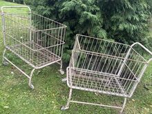 2 suurt vintage tööstuslikku traatkäru ratastel