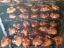 Ehedas lepasuitsus suitsutatud kana