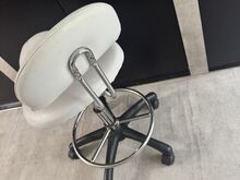 Valge  tool ja klaaslaud