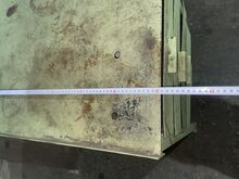 Верстак с металлическими ящиками