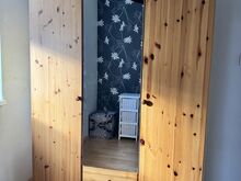 Вместительный платяной шкаф из массива дерева