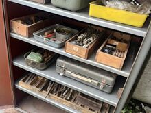 Müüa vana metallist tööriistakapp koos suure kogus