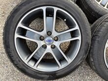 Volvo 17 tolli originaal valuveljed suverehvidega