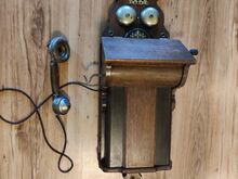 Vanaaegne puidust seinatelefon