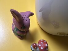 Läti  „Poiss rahvariietes“ , roosa jänes, seened
