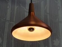 Väiksem kuldne lamp „Float“, metall/puit