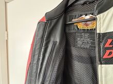 Женская кожаная куртка Harley Davidson. Размер S.