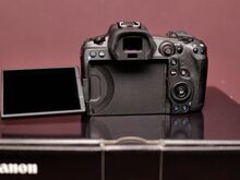 Canon EOS R5 koos kahe aku ja originaalkarbiga