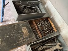 Müüa vana metallist tööriistakapp koos suure kogus