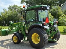 John Deere 4052R.