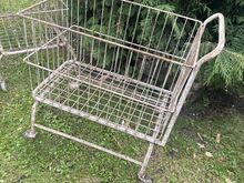 2 suurt vintage tööstuslikku traatkäru ratastel