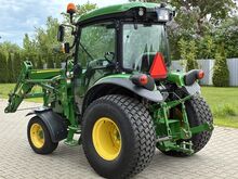 John Deere 4052R.