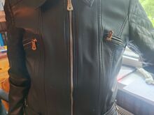 Красивая кожаная куртка Guess