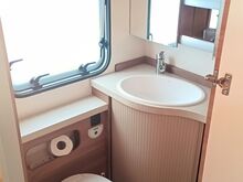 Hobby DeLuxe 545 KMF 2023, 7 спальных мест + палатка