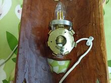Puidust maskist tehtud seina lamp.