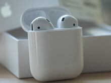 Apple AirPods 2 with charging case