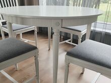 Armas valge söögilaud ja toolid