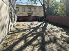 Parkimiskoht südalinnas asuva maja hoovis