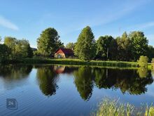 Omanäoline maja järve ääres.