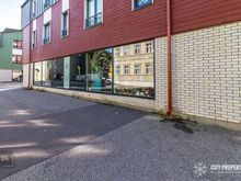 Tänavaäärne äripind kalamajas suured vitriinaknad