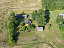 Pakkumises olev kinnistu on tavapärasest suurem, pea 6,5 ha, ja sellel paiknevad elamu, ait, laut, 