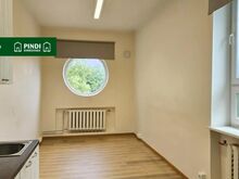 Üürile anda büroo või teeninduseks sobiv ruum, mis asub hoone kolmandal korrusel