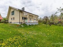 Maja metsaroheluse keskel, Tallinna lähedal