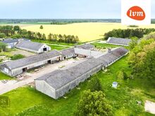 Kaks hoonet, pimdadega 774.9 m2 ja teise hoone suurus 1458  m2, kinnistu 12514.0 m2