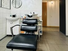 Üürile anda Ahtme linnaosas Toome pst 8 täielikult varustatud juuksuri töökoht läbikäidavas�