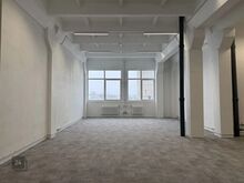 Esimesed 2 kuud üürihind on 616 eur ja edasi 704 eur

2 ühendatud hoonet: 8-korruseline büroohoo
