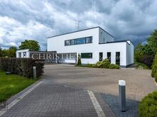 Stiilne basseiniga villa mereäärses Viimsis
