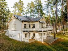 KAHEPERE ELAMU, JÕGI LÄHEDAL, MAAKÜTE