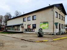 Väikelinna ärimaja peatee ääres
