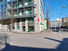 MÜÜA VITRIINAKENDE JA KAHE PARKIMISKOHAGA ÄRIPIND KESKLINNAS!