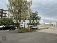 Tõkkepuuga parkla.