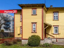 Ajalooline kahekorruseline puitelamu Uue Maailma südames