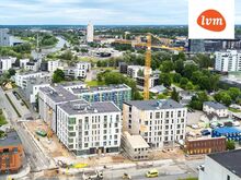 Omaette sissepääs, vitriinaknad suure liiklusega ristmikul!