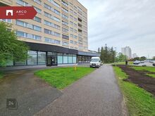 Tänavale välisuksega, hea nähtavus, tasuta parkimine