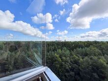 Panoraamvaatega kodu roheluse kohal