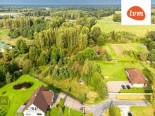 Pärnu linna vahetus läheduses veeäärne kinnistu.