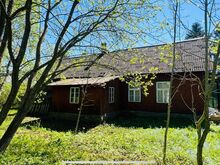 Kuressaarest vaid 18km kaugusel (autoga 15 min)  müüa privaatses asukohas verandaga palkmaja