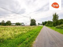 Võiste alevikus, mere lähistel asuv maatükk!